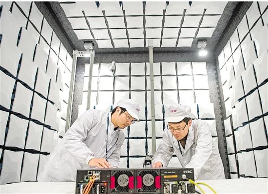 华三通信研发工程师在半电波暗室里测试新产品的性能.